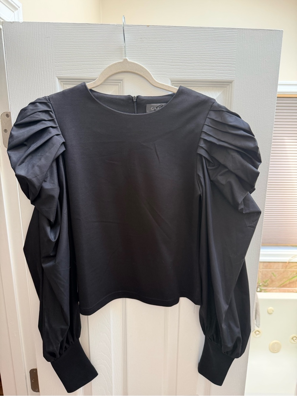 Gracia Black Puff-Sleeve Blouse
